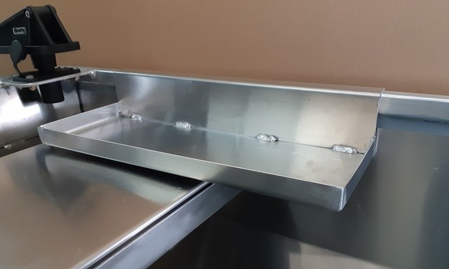 Side tackle tray mounted in aluminum boat